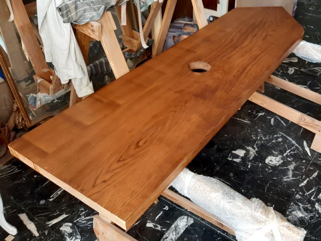 RISTRUTTURAZIONE APPARTAMENTO - Finitura del piano in legno per il lavabo del bagno principale