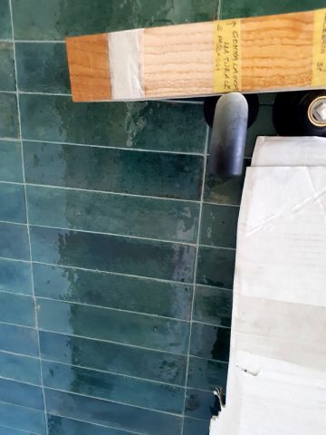 progettare casa: scelta cromatica per il piano in legno del lavabo