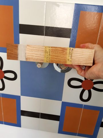 progettare casa: scelta cromatica per il piano in legno del lavbo, abbinamenti con piastrelle