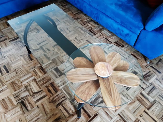 Tavolino personalizzato in vetro metallo e legno