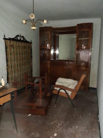 La stanza come era prima della ristrutturazione e della decorazione a parete