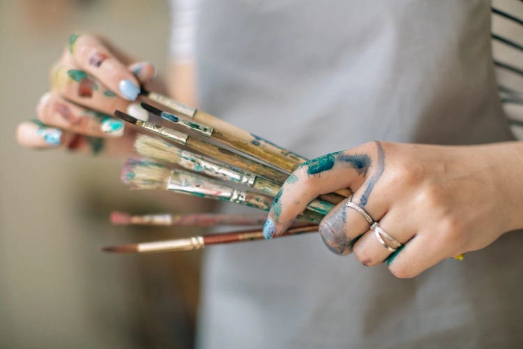 Restyling: particolare mani e pennelli