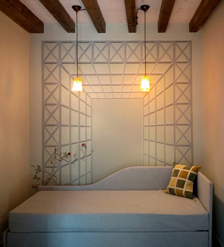 Decorazione-parete-grigliato termine lavori