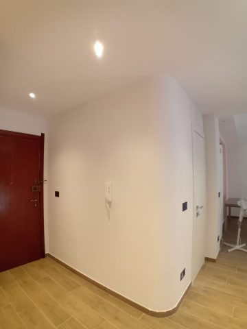 Foto 8 - Nuovo ingresso dopo la ristrutturazione, è stata demolita la vecchia dispensa ed stata ricostruita utilizzando la parete curva che aiuta ad ampliare visivamente lo spazio.