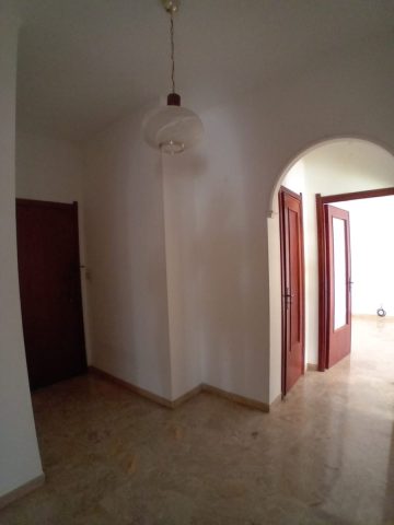 Foto 1 - Vista ingresso appartamento prima della ristrutturazione- vista dal disimpegno bagno camera da letto verso la porta di ingresso