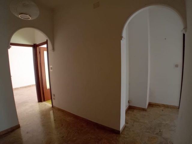Foto 2 -Vista ingresso appartamento prima della ristrutturazione - a sinistra si va nella cucina e nella sala, a destra si va nel bagno e nella camera da letto