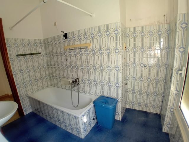 Foto 7 - Vista del bagno prima della ristrutturazione - vista lato vasca da bagno parete confinante con la cucina