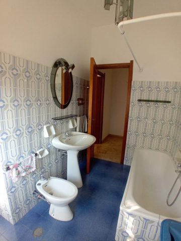 Foto 6 - Vista del bagno prima della ristrutturazione - vista dalla fondo del bagno verso la porta di ingresso