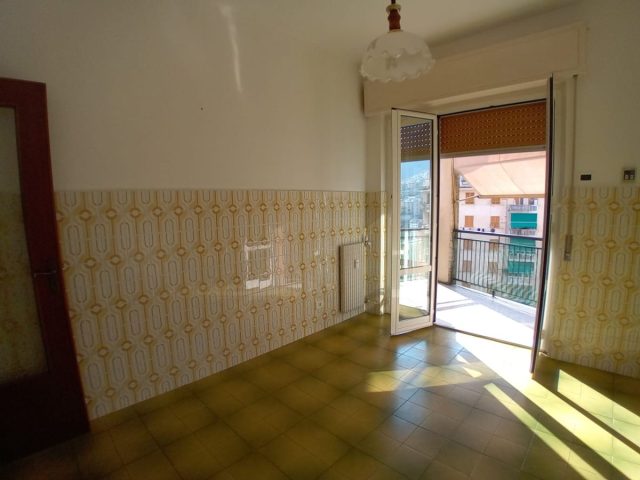 Foto 4 - Vista della cucina prima dell'intervento - cucina lato sala