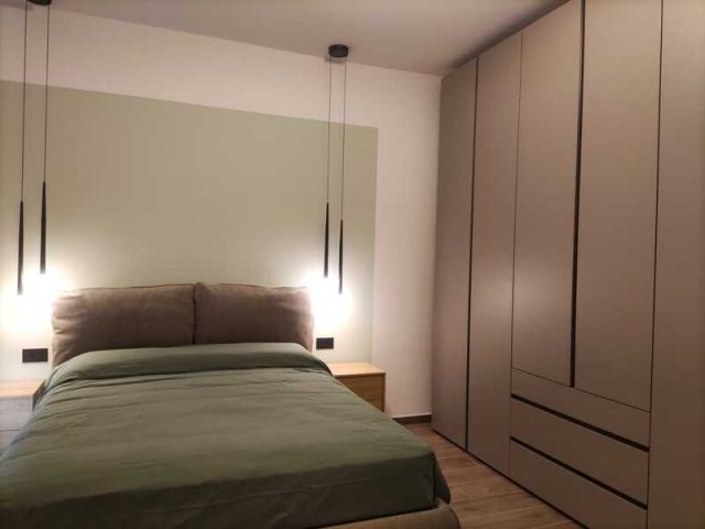 Foto 18 - La nuova camera da letto - il quadro verde dietro al letto sottolinea la posizione decentrata del letto rispetto alla parete
