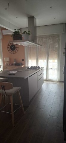 Foto 12 -Particolare del living - vista sull'isola - blocco cucina