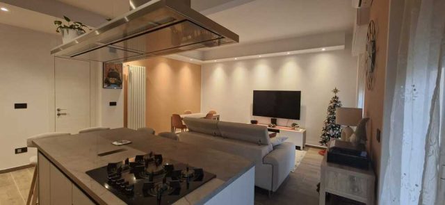 Foto 11 - Vista generale dell'ambiente living visto dalla cucina verso zona divano