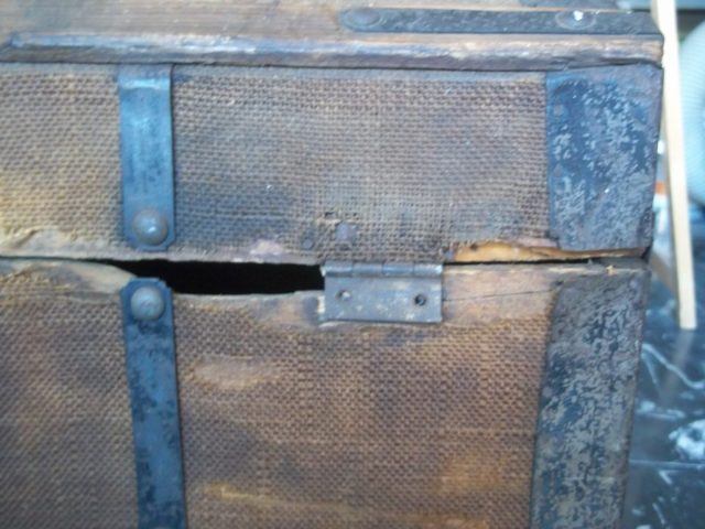 Particolare - punto di rottura oggetto di intervento Particolare - punto di rottura, mancanza di legno in corrispondenza del bordo superiore del baule, oggetto di intervento