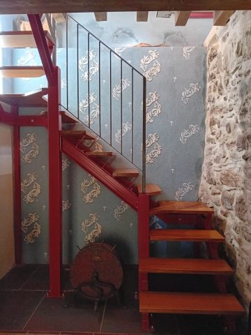 Decorazione a parete - Parete in arenino colorata con grassello di calce celeste scuro ; elementi in rilievo in calce e marmorino bianco con sfumature oro.