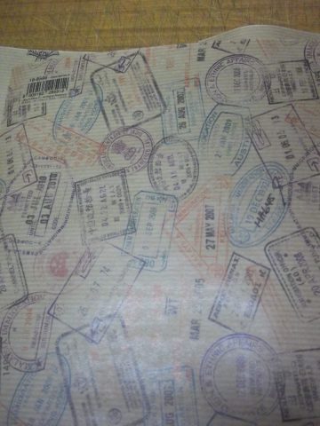 Carta scelta per il rivestimento interno del baule Carta scelta per il rivestimento interno del baule - Tanti timbri postali