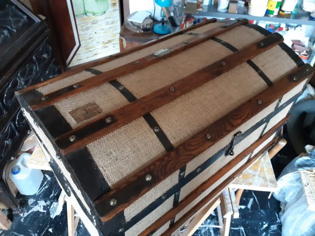 Lavoro finito - Particolare del coperchio di chiusura. anche qui è stata conservata l'etichetta originale Lavoro finito - Particolare del coperchio di chiusura, anche qui è stata conservata l'etichetta originale