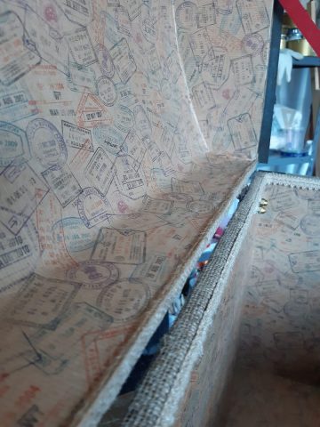 Lavoro finito - Particolare interno Lavoro finito - Particolare interno; tutto il bordo è rifinito con passamaneria in tinta corda come la juta esterna