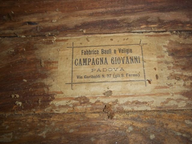Parte interna del coperchio - Etichetta originale di provenienza Parte interna del coperchio - Etichetta originale di provenienza - Fabbrica Bauli e Valigie Campagna Giovanni Padova