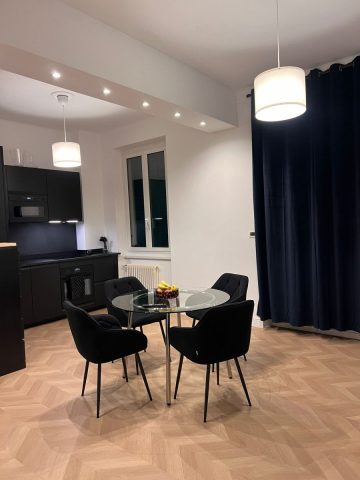 Foto 5 - La cucina dopo l'intervento di ristrutturazione Foto 5 - La cucina dopo l'intervento di ristrutturazione - a pavimento è stato posato il parquet a spina di pesce e tutto l'ambiente ruota intorno ai toni del blu notte/nero