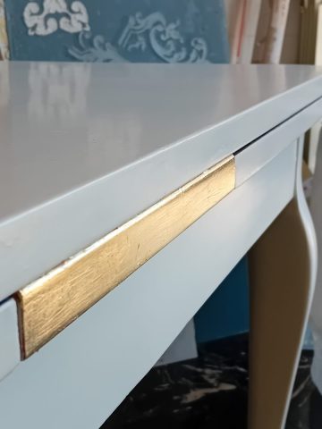 Il tavolo e il particolare foglia oro. Il tavolo e il particolare foglia oro.