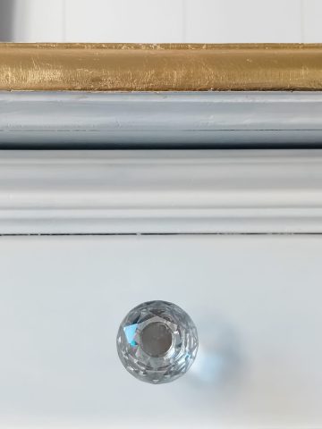La credenza e i suoi particolari. Sono stati sostituiti i vecchi pomoli; nuovi pomoli come piccoli gioielli La credenza e i suoi particolari. Sono stati sostituiti i vecchi pomoli; nuovi pomoli come piccoli gioielli. Sono trasparenti, quasi fossero dei brillanti