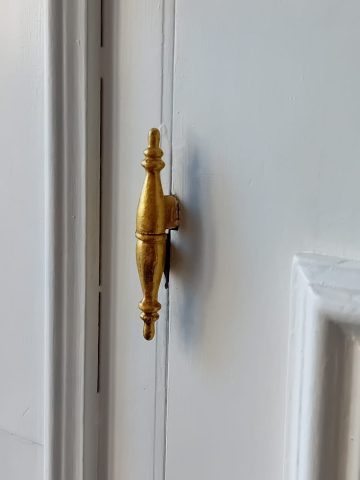La credenza e i suoi particolari. Anche le mappe sono state riprese in foglia oro. La credenza e i suoi particolari. Anche le mappe sono state riprese in foglia oro.