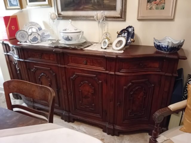 Credenza della sala in noce Credenza della sala in noce
